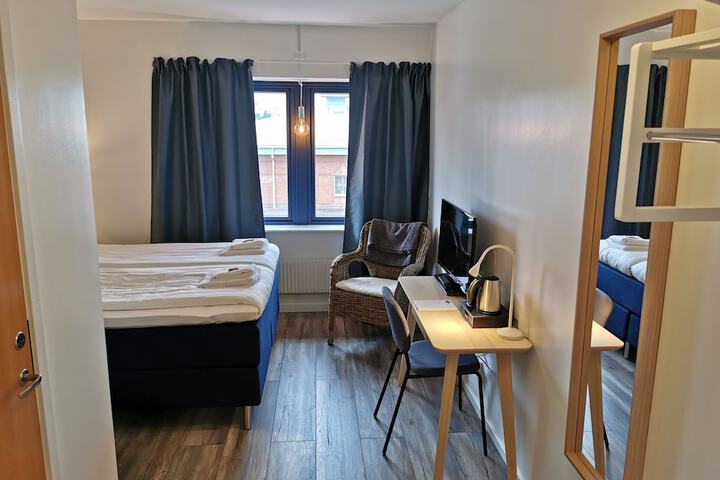 Room 4 of 33