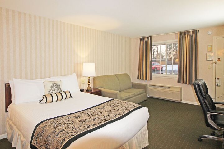 1 Queen Bed (7 of 14)