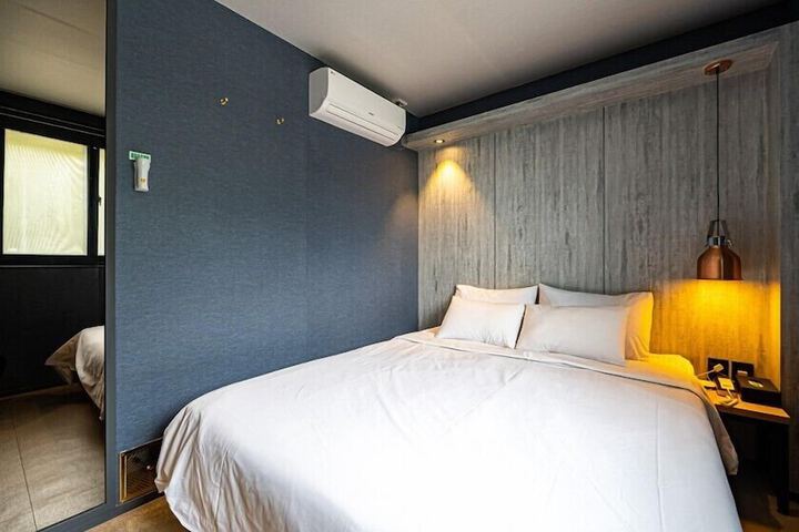 Room 15 of 65
