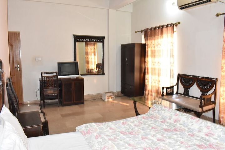 Room 10 of 13