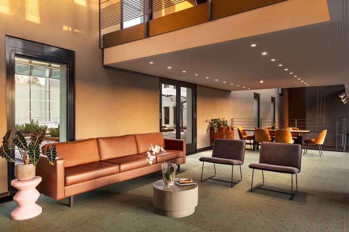 Lounge 60 of 79