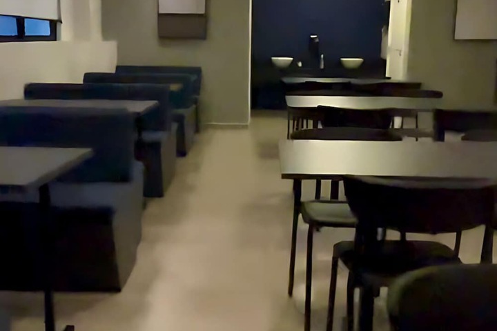 Dining 15 of 21