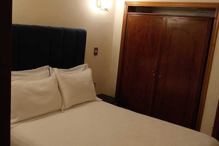 Room 4 of 11