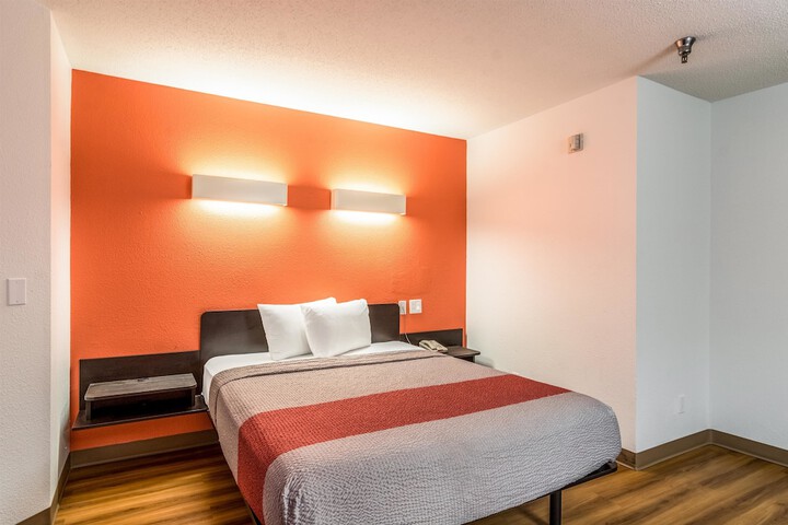 1 Queen Bed (2 of 9)