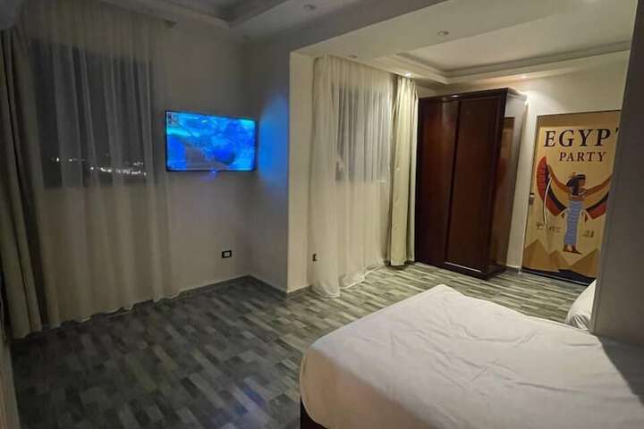Room 8 of 109