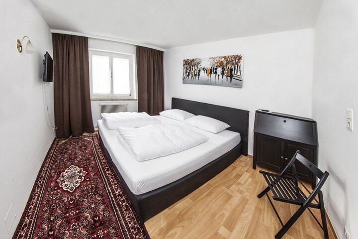 Room 4 of 33