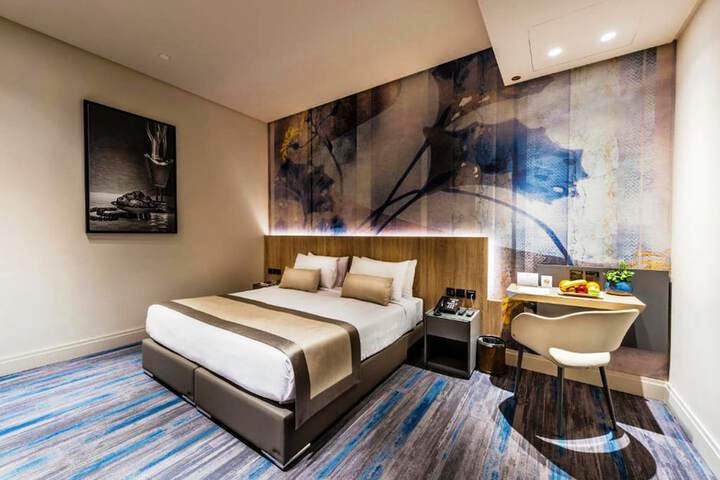 Room 2 of 10