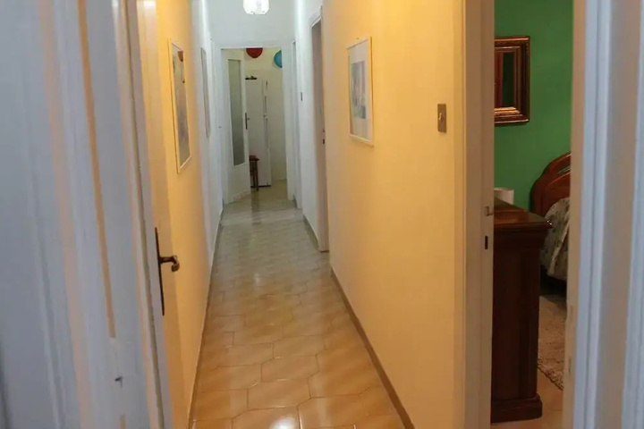 Room 11 of 18