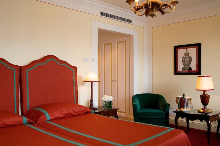 Room 8 of 77