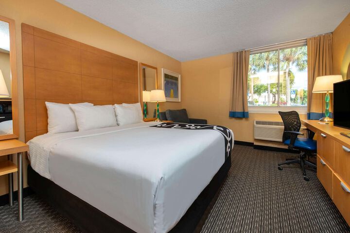 1 King Bed (5 of 12)