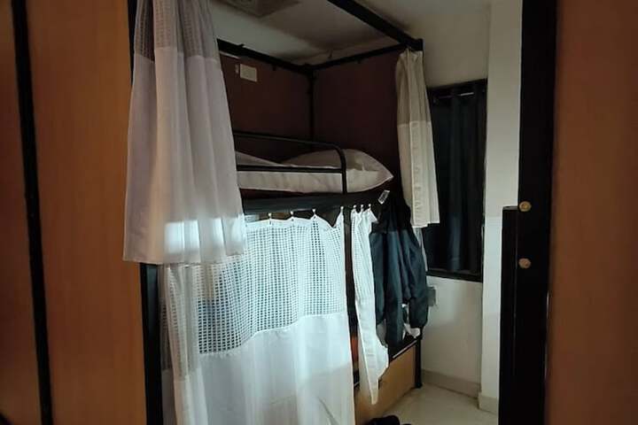 Room 4 of 12
