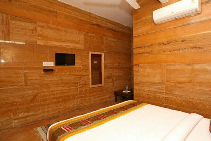 Room 6 of 12
