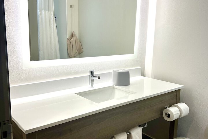 1 Queen Bed (5 of 6)
