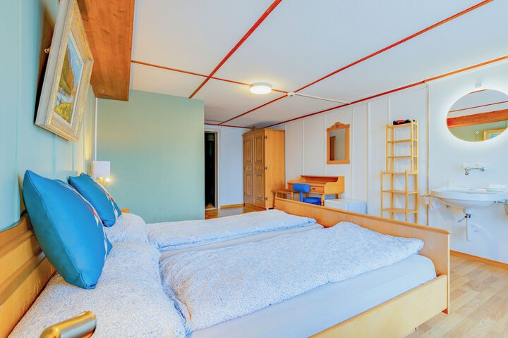 Room 13 of 37