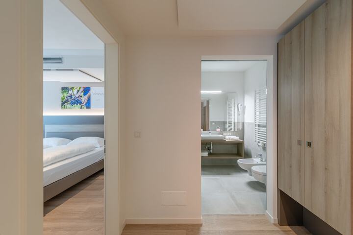 Room 27 of 172