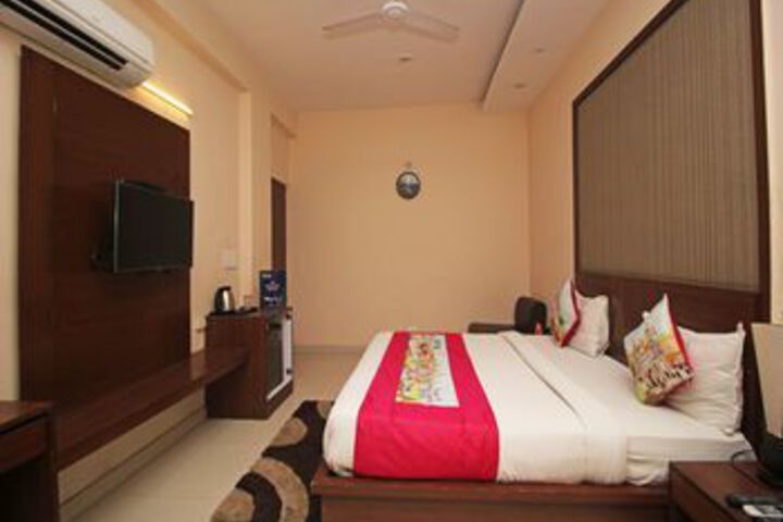 Room 11 of 28