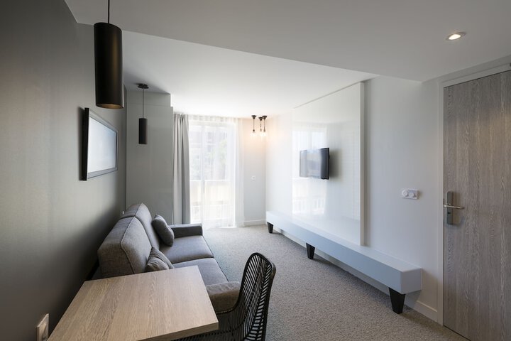 Room 12 of 36