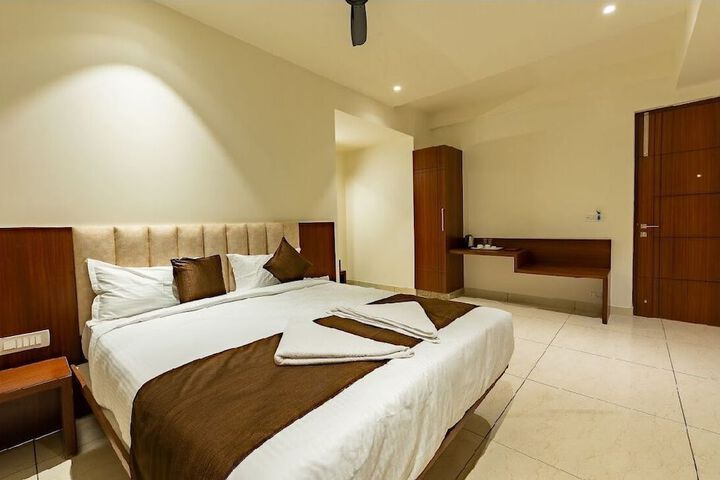 Room 6 of 14