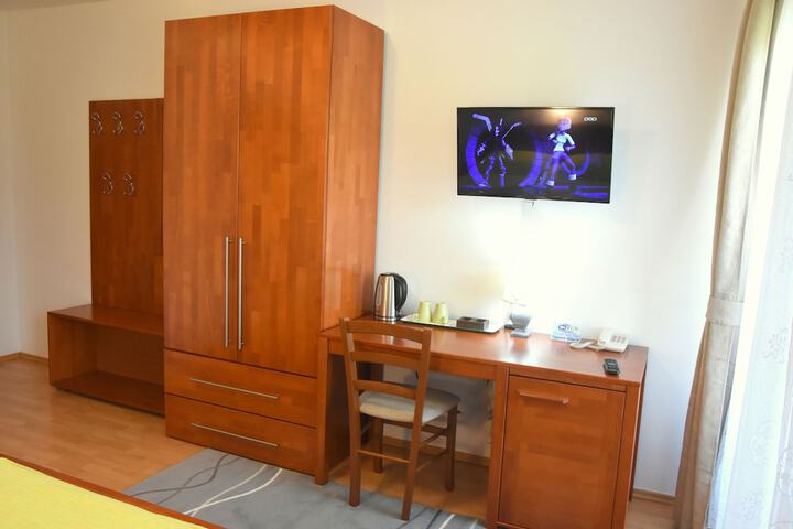 Room 9 of 80
