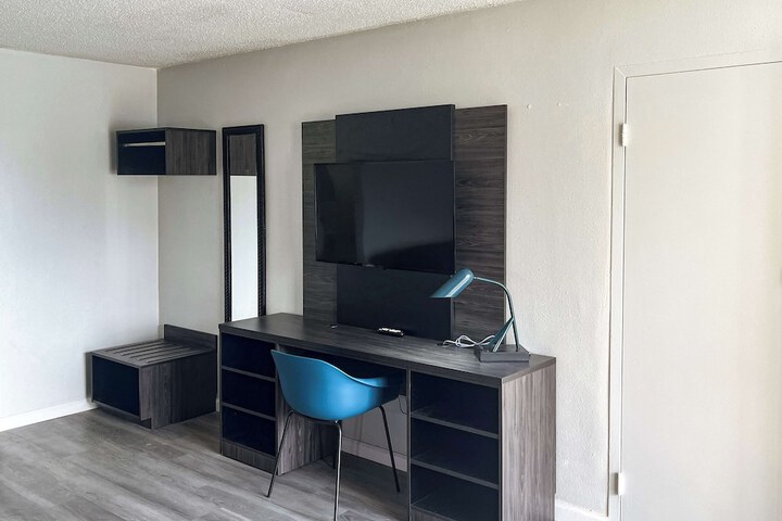 Room 9 of 12