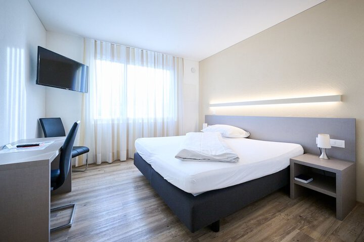 Room 8 of 28