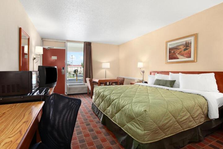1 King Bed (3 of 6)
