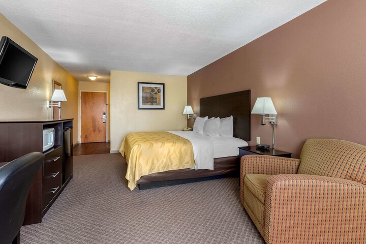 1 King Bed Accessible (14 of 15)