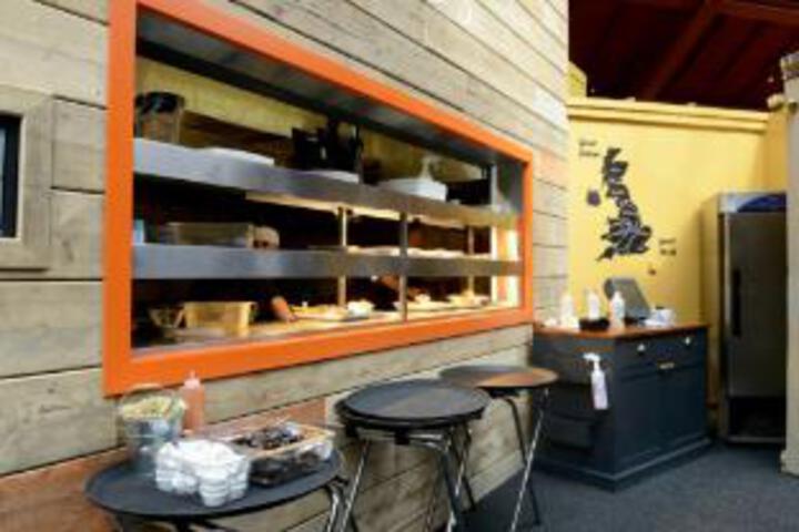 Dining 16 of 23