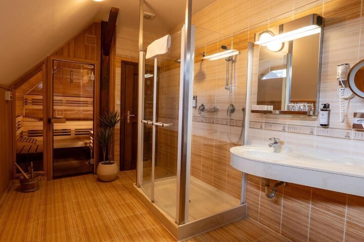 Room 40 of 65
