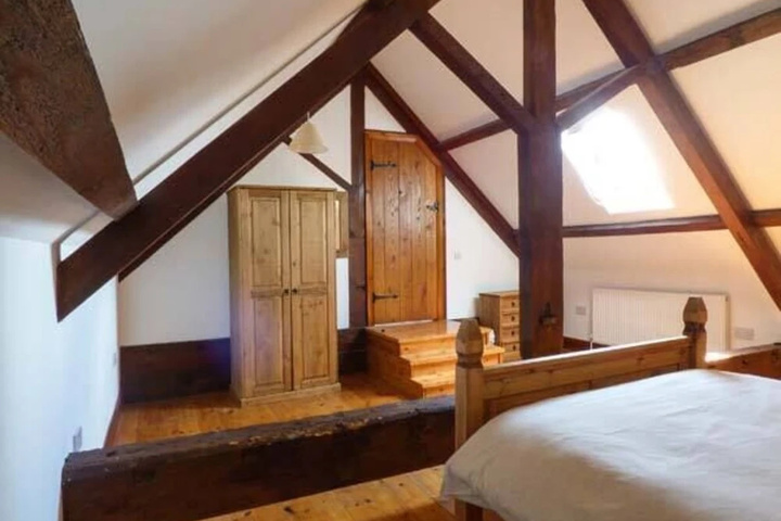 Room 2 of 10