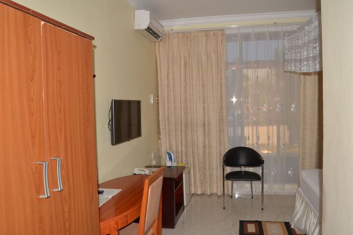 Room 8 of 11