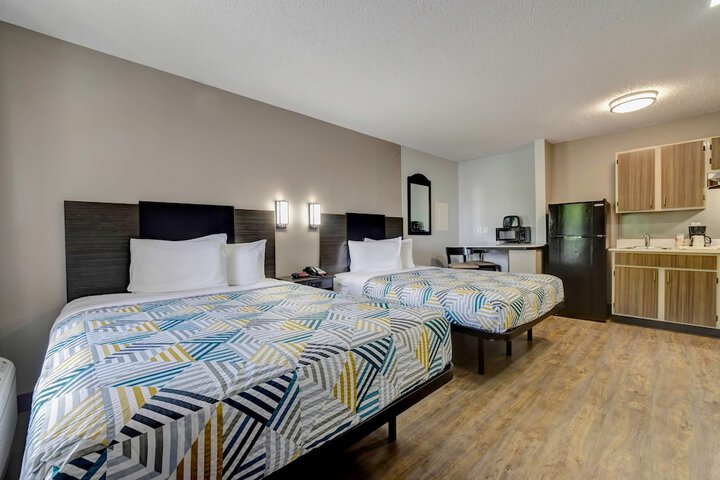 1 Queen Bed (3 of 16)