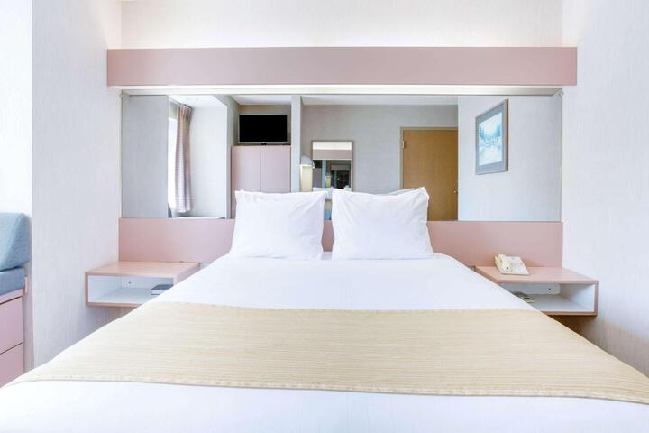 1 Queen Bed (2 of 14)