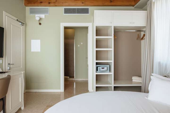 Room 34 of 97