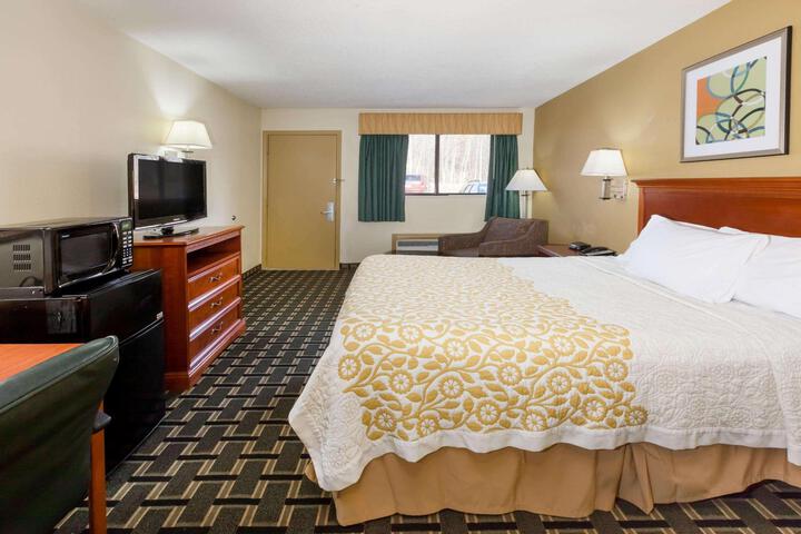 1 Queen Bed (8 of 12)