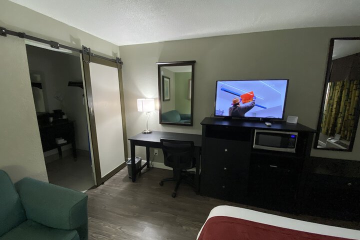 1 King Bed Work Desk Work Space Table and Chairs Microwave and Refrigerator, Coffee and Tea Maker Full Breakfast (26 of 40)