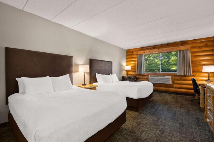 2 Queen Beds Chair Work Desk WiFi, Microwave and Refrigerator Full Breakfast (4 of 10)