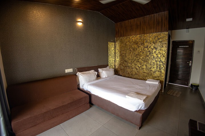 Room 5 of 16