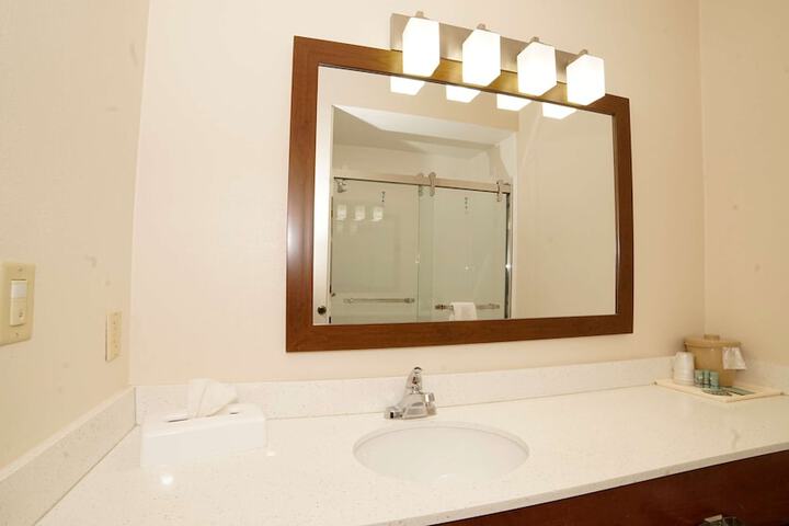 Suite 1 Queen Bed Sofa Bed Microwave and Refrigerator High Speed Internet Accessible Shower Only Full Breakfast (10 of 18)