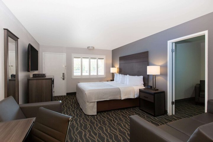 2 Double Beds Accessible Mobility and Hearing (6 of 10)