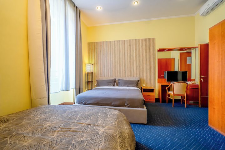 Room 6 of 8