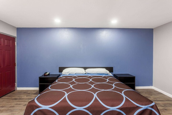 1 King Bed Mobility Hearing Impaired Accessible Room (3 of 5)