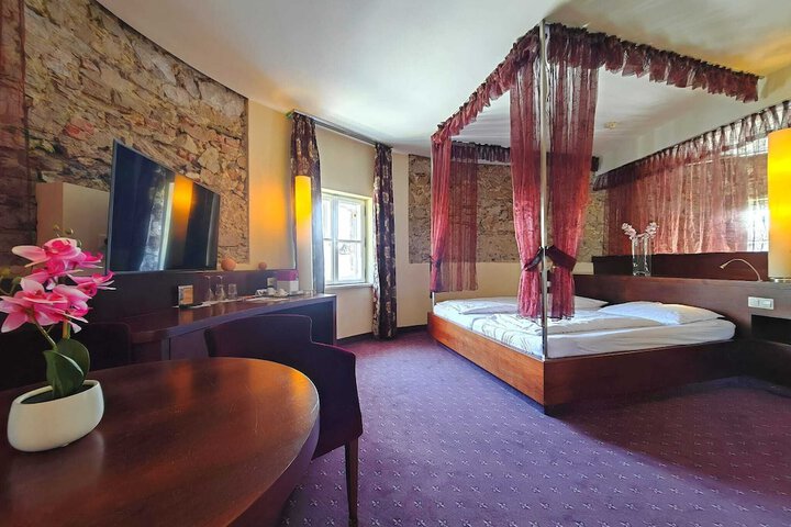 Room 6 of 16
