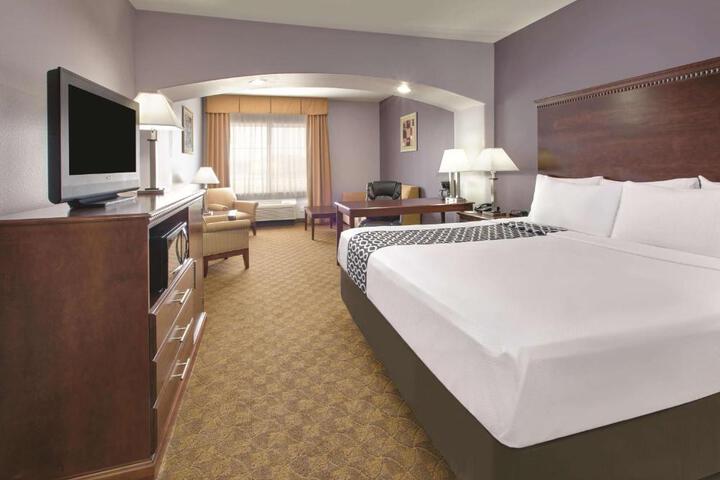 1 King Bed (3 of 15)