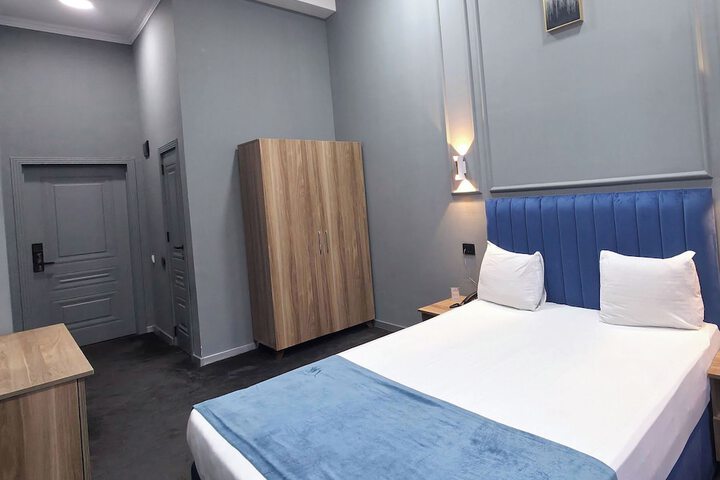 Room 8 of 33