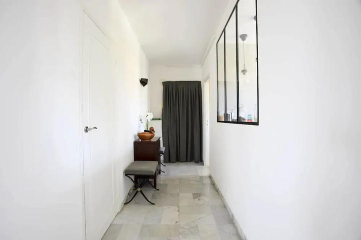Room 7 of 12