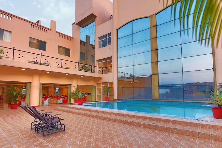 Hotel Pool