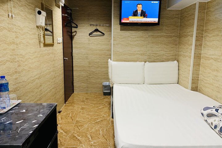 Room 28 of 142