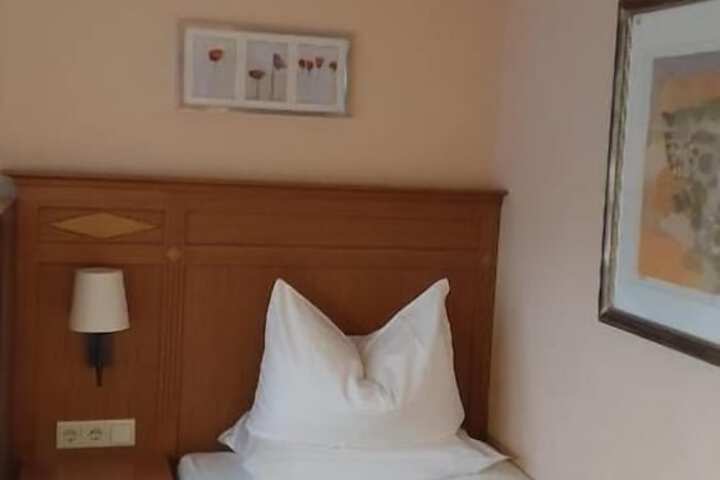 Room 9 of 77
