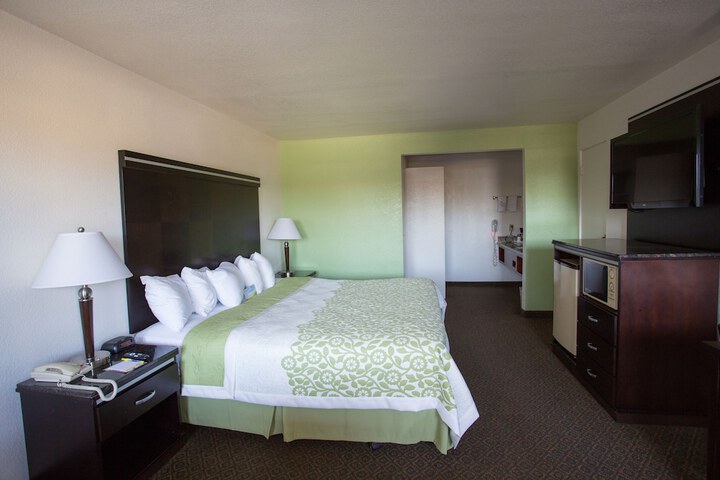 1 King Bed (5 of 6)